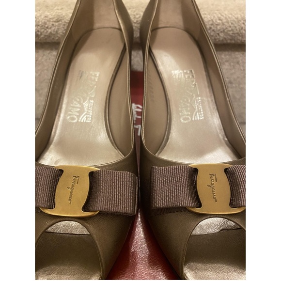 Authentic Brand New Salvatore Ferragamo Vara Bow Open toe Pumps Heels - Picture 5 of 6
